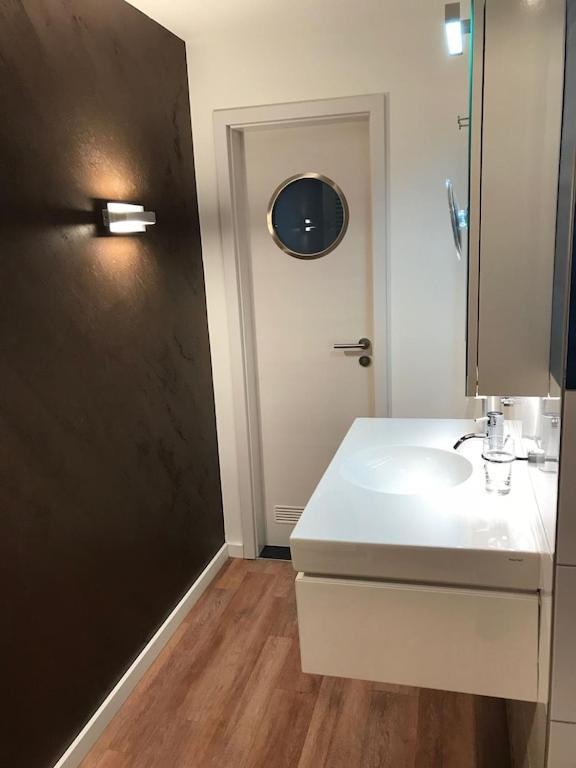 רוסטוק Exclusive Fewo In Warnemuende, 150M To The Beach, 2 Bathrooms, 2 Bedrooms, Sauna, Wifi And Much More. מראה חיצוני תמונה